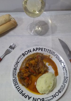 Una foto de Chorizos y bondiola a la pomarola con puré
