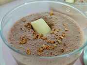 Una foto de mousse naranja