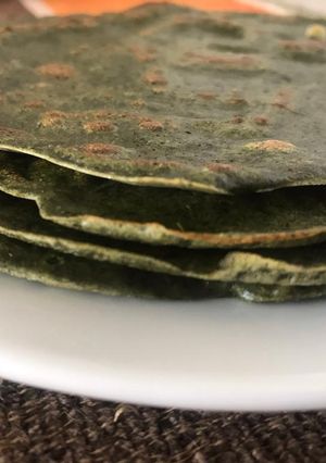Una foto de Panqueques verdes con hojas de remolacha y espinaca