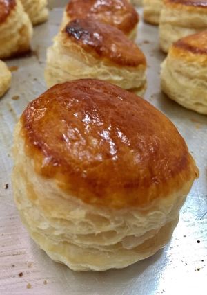 Hình của món Bánh pate chaud.