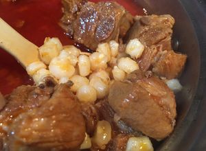 Una foto de Pozole de puerco 🐷