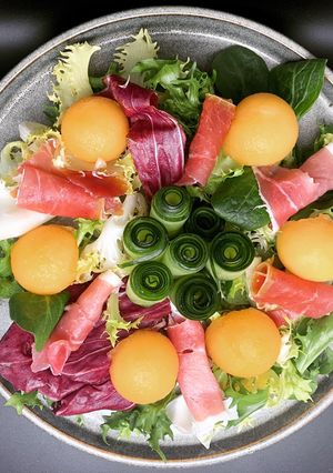 Une photo de Salade jambon melon concombre