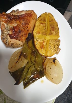 Una foto de Pollo al horno con patatas