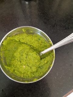 લીલા મરચા કોથમીર ની ચટણી(Chilli coriander chutney recipe in Gujarati) રેસીપી મુખ્ય ફોટો