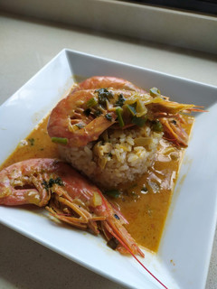 Una foto de Gambones al curry rojo