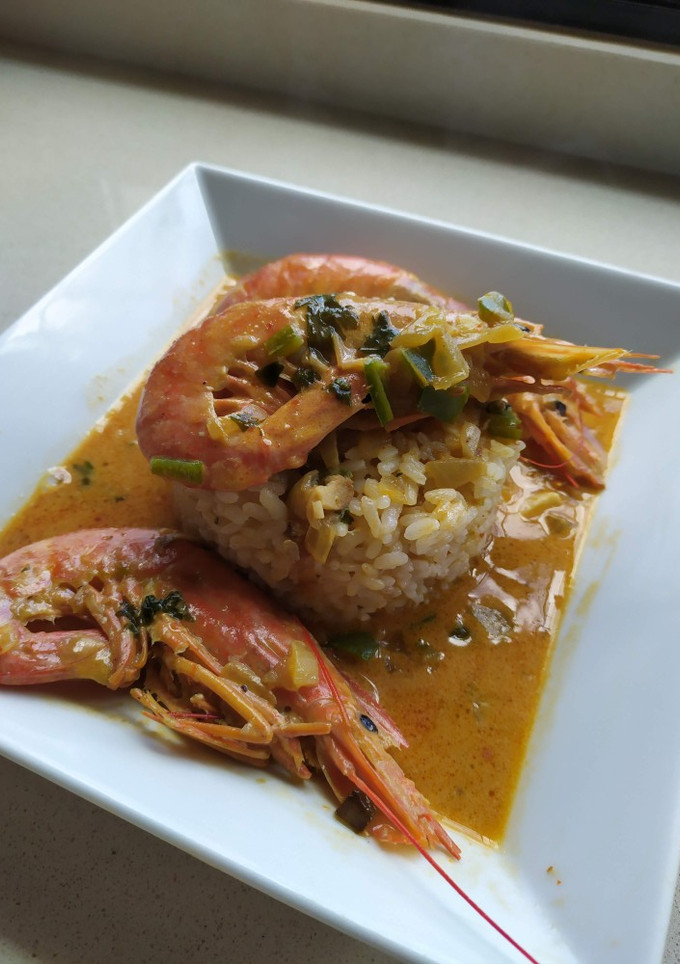 Una foto de Gambones al curry rojo