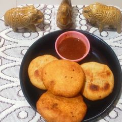 A picture of Pyaaz kachori.