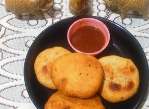 A picture of Pyaaz kachori.