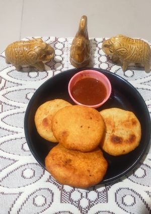 A picture of Pyaaz kachori.
