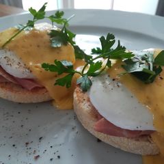 A picture of Eggs Benedict.