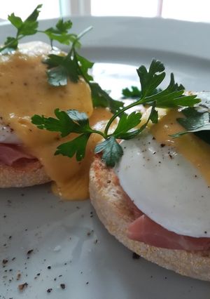 A picture of Eggs Benedict.