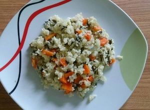 Una foto de Arroz con chaya y verduras (Arrocera eléctrica)