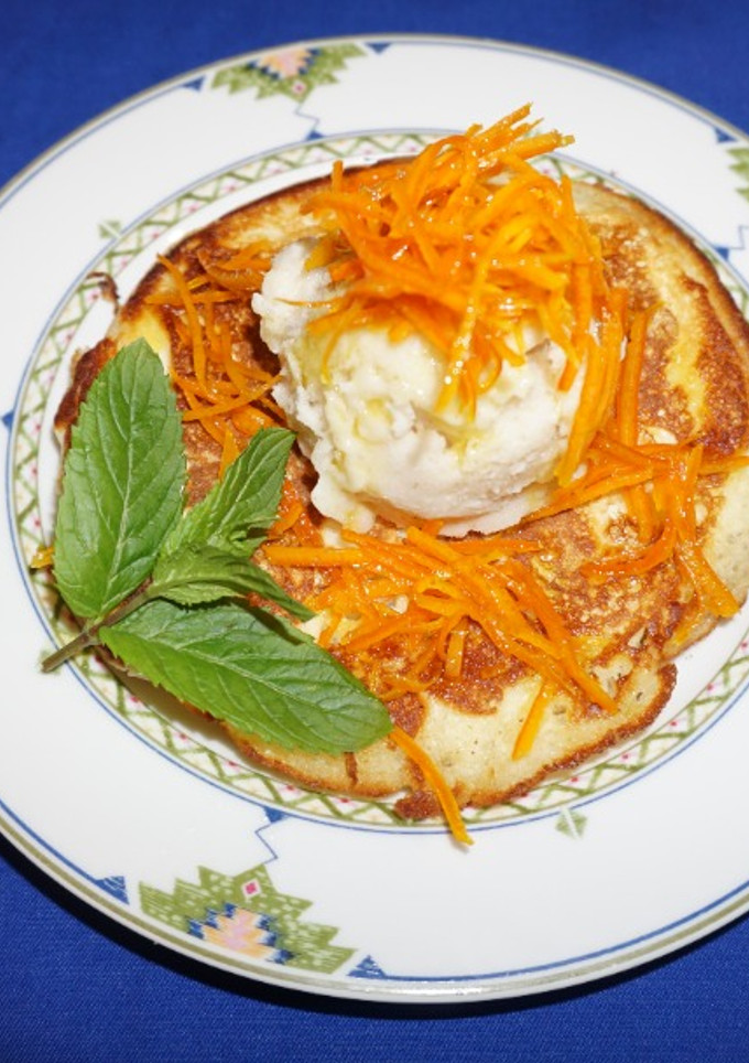 Una foto de HELADO DE YOGURT CON PLÁTANO MADURO, SOBRE PANQUEQUES DE HARINA DE ARROZ