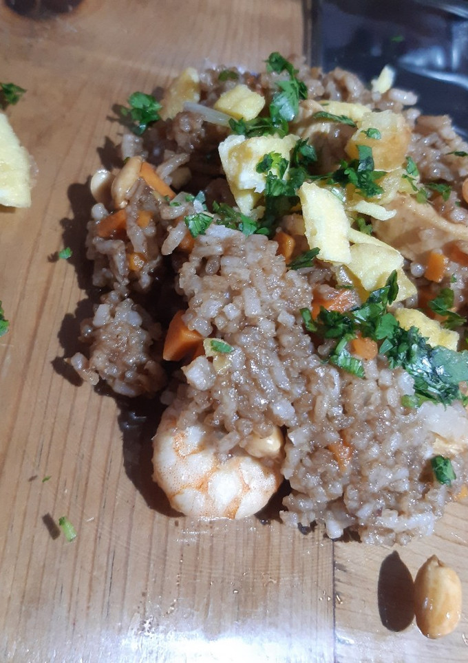 Una foto de Chow fun de camarón y pollo