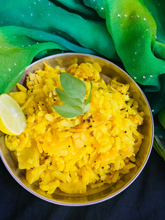कांदा पोहा (Kanda poha recipe in hindi) रेसिपी मुख्य फोटो
