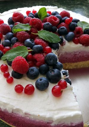 Sütés nélküli bogyós sajttorta recept fotója