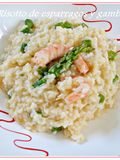 Una foto de Risotto de espárragos y gambas