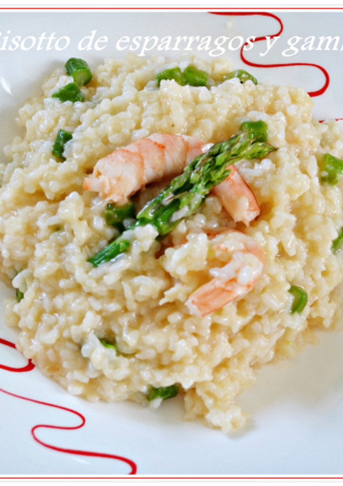 Una foto de Risotto de espárragos y gambas