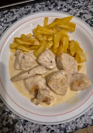 Una foto de Solomillo de Pavo con patatas fritas