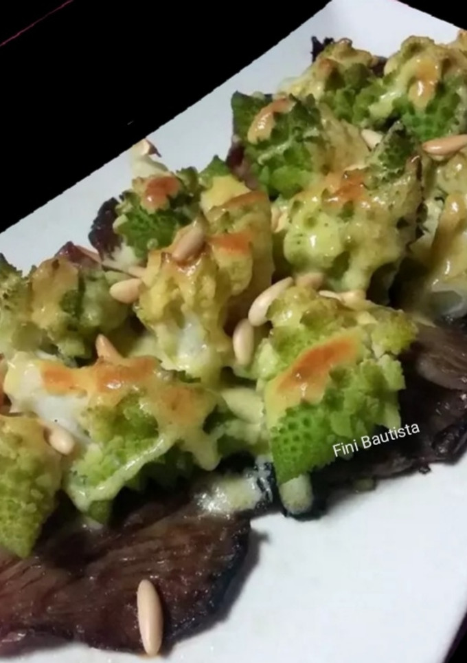Una foto de Romanescu gratinado con setas y salsa holandesa