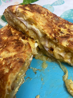Una foto de Tortilla de pavo y mucho queso