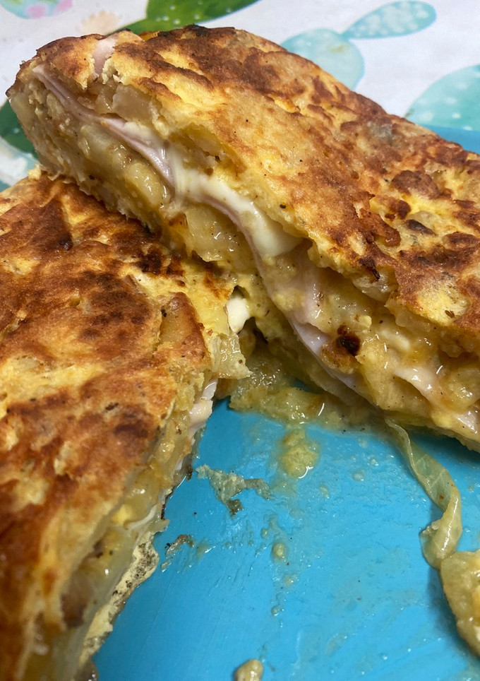 Una foto de Tortilla de pavo y mucho queso