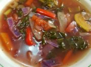 Una foto de sopa de kale