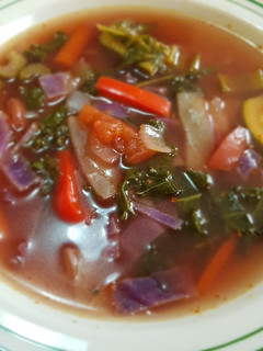 Una foto de Sopa de verduras multicolor