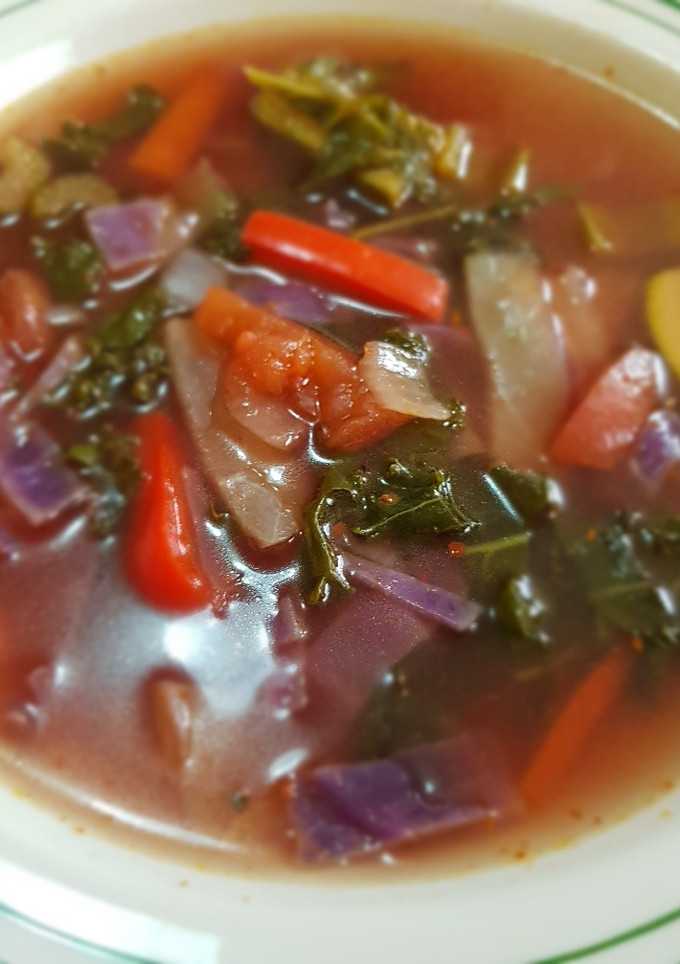 Una foto de Sopa de verduras multicolor