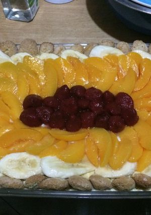 Una foto de Charlotte de duraznos con fruta