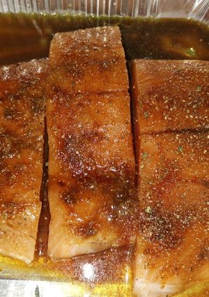 Una foto de Salmón al horno con salsa de eneldo