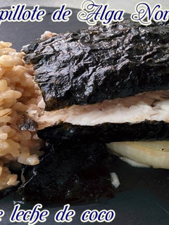 Una foto de Merluza Papillote de Alga Nori con Arroz de leche de coco