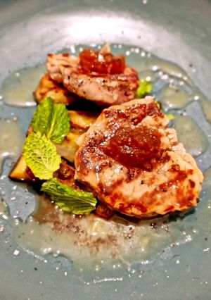 Foto di Filetto alla Griglia con Melanzane alla Menta e Composta di Cipolla Rossa