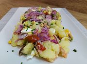 Una foto de ensalada de patata de verano