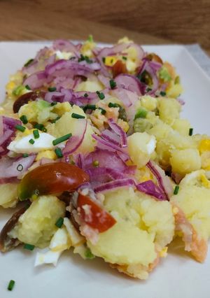 Una foto de Ensalada de patatas, salmón y aguacate