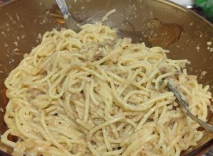 Foto principal de Espaguetis de atún a la carbonara fácil