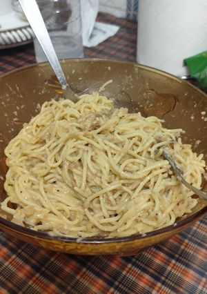 Una foto de Espaguetis de atún a la carbonara fácil