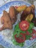 Arroz salteado, sardinas fritas, ensalada y tajadas