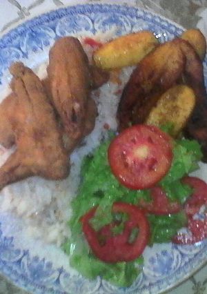 Una foto de Arroz salteado, sardinas fritas, ensalada y tajadas