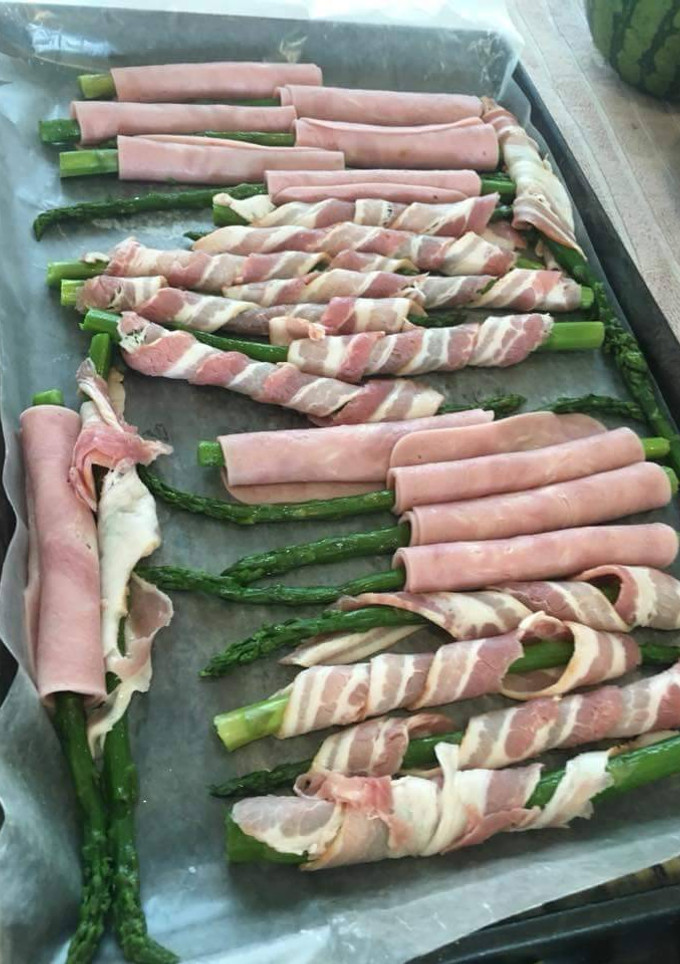 Una foto de Espárragos con tocino, salsa de mostaza y miel