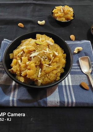 मुंगदाल हलवा (Moong Dal Halwa Recipe In Marathi) रेसिपी चे मुख्य फोटो 