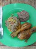 Piernil de pollo adobado bien acompañado