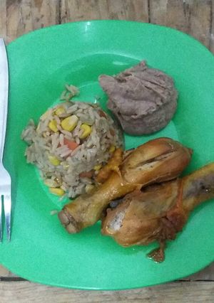 Una foto de Piernil de pollo adobado bien acompañado