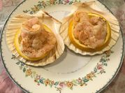 Una foto de camarones y eneldo