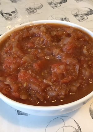 Une photo de Sauce tomate à l'ail, oignon, herbes aromatiques et vin rouge