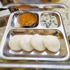A picture of South Indian style idli sambar.