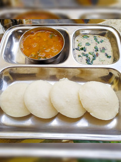 A picture of South Indian style idli sambar.