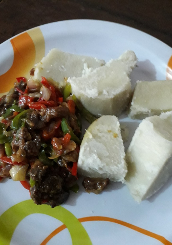 A picture of Boiled yam and source.