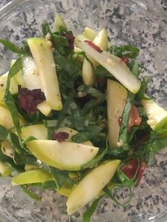 Una foto de Ensalada de espinacas, tocineta y manzana