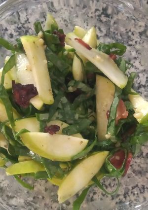 Una foto de Ensalada de espinacas, tocineta y manzana